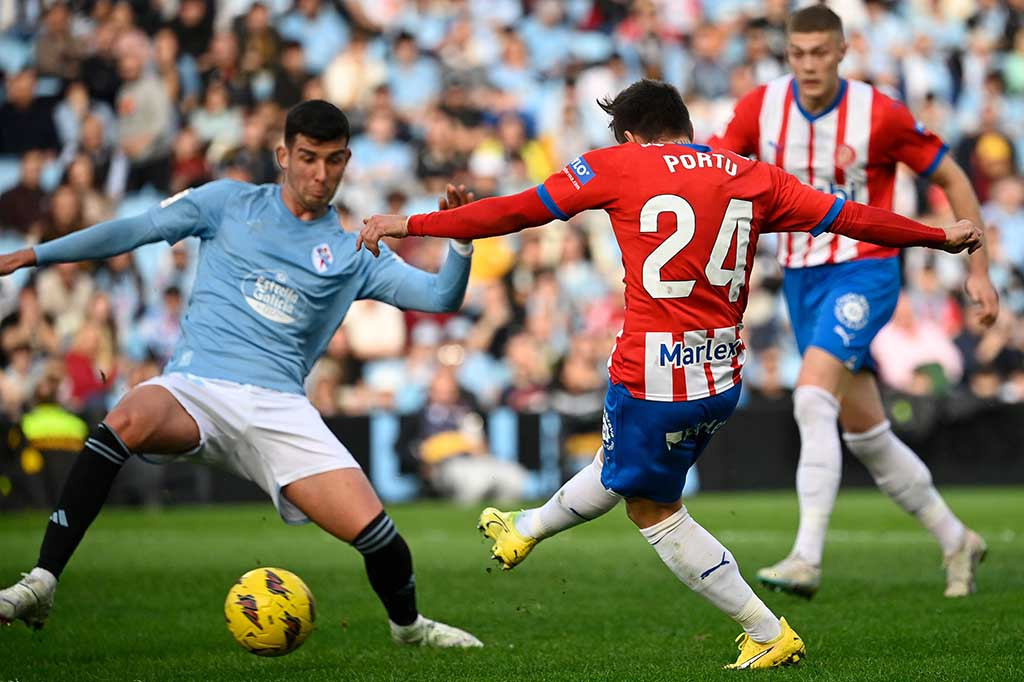 Pemain Girona Paulo Gazzaniga melakukan penyelamatan bagus terhadap upaya Oscar Mingueza sebelum timnya memimpin.