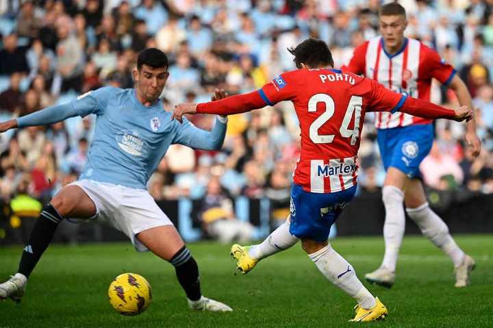 Pemain Girona Paulo Gazzaniga melakukan penyelamatan bagus terhadap upaya Oscar Mingueza sebelum timnya memimpin.