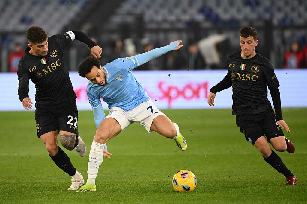 Lazio bermain dengan seluruh ujung utara stadion ditutup setelah pelecehan rasis terhadap striker Roma Romelu Lukaku awal bulan ini.