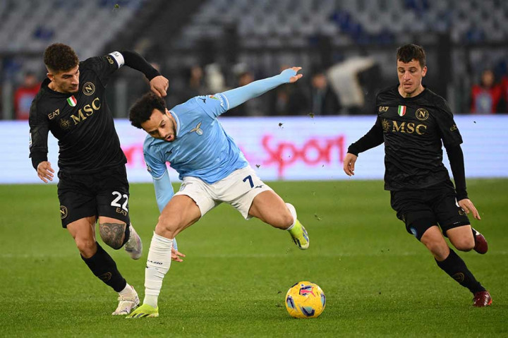Lazio bermain dengan seluruh ujung utara stadion ditutup setelah pelecehan rasis terhadap striker Roma Romelu Lukaku awal bulan ini.