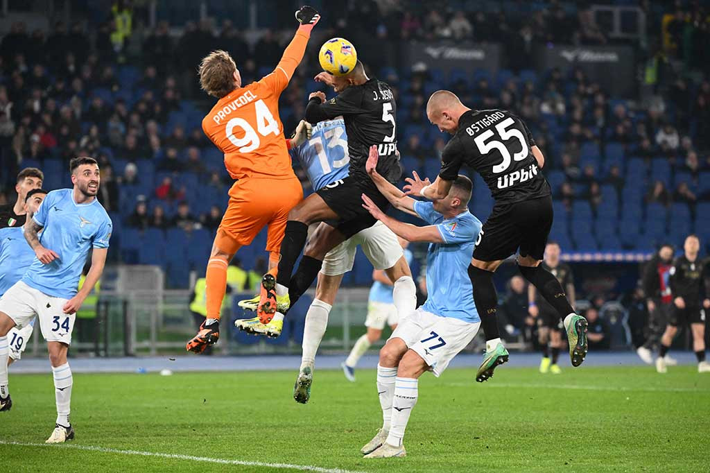 Napoli tidak diperkuat penyerang bintangnya, Victor Osimhen, yang ikut Piala Afrika, sementara Khvicha Kvaratskhelia dan Giovanni Simeone terkena larangan bermain, membuat mereka kekurangan lini serang.