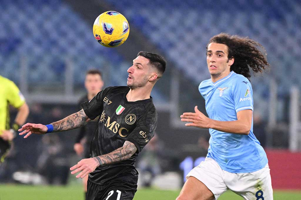 Pertahanan Napoli yang gagal mempertahankan gelar Serie A kembali mengalami perubahan menyedihkan pada hari Minggu, 28 Januari 2024 setelah juara bertahan itu bermain imbang tanpa gol di markas Lazio.