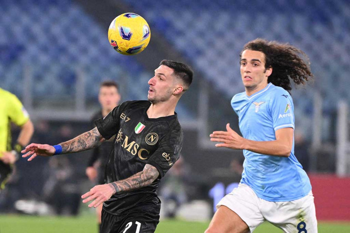 Pertahanan Napoli yang gagal mempertahankan gelar Serie A kembali mengalami perubahan menyedihkan pada hari Minggu, 28 Januari 2024 setelah juara bertahan itu bermain imbang tanpa gol di markas Lazio.