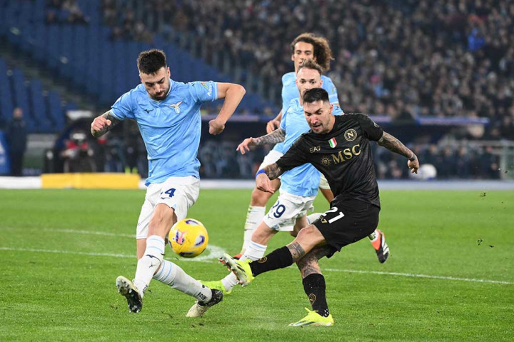 Napoli asuhan Walter Mazzarri tetap berada di peringkat kesembilan, tertinggal 21 poin dari pemuncak klasemen Juventus setelah tidak melepaskan satu pun tembakan tepat sasaran dalam pertemuan yang menyedihkan di Stadio Olimpico di Roma.