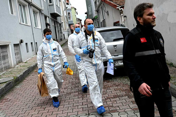 Dua pria bertopeng melakukan serangan sekitar pukul 11:40 (0840 GMT) di gereja Santa Maria di distrik Sariyer, di sisi Eropa kota terbesar Turki, kata Menteri Dalam Negeri Ali Yerlikaya melalui media sosial.