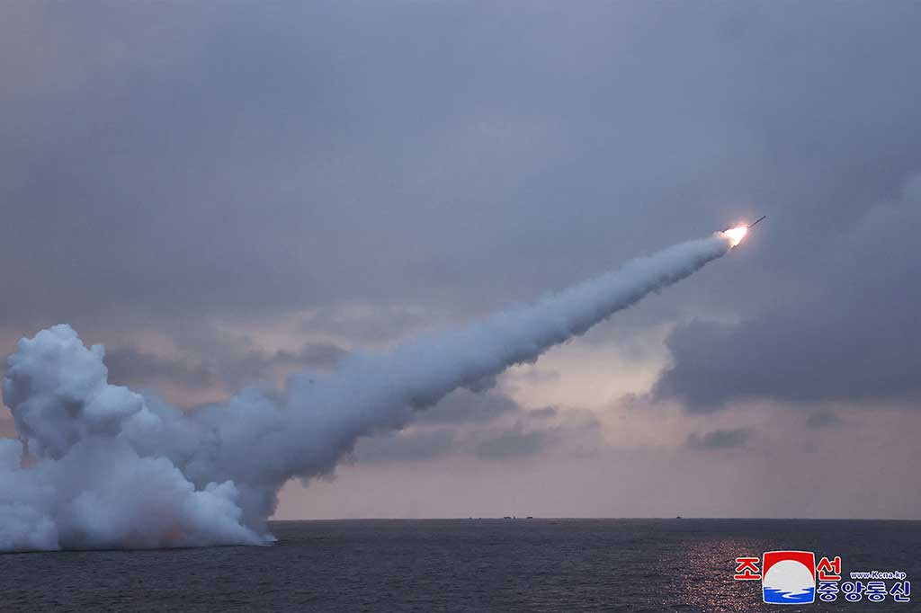 Dua rudal Pulhwasal-3-31 terbang di langit di atas Laut Timur untuk mencapai sasaran pulau pada hari Minggu, 28 Januari 2024, kantor berita pemerintah KCNA melaporkan, menambahkan bahwa Kim Jong Un telah 'memandu' peluncuran tersebut.