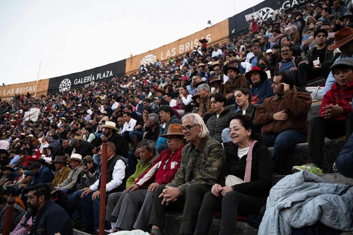 Diinjak-injak oleh banteng-banteng yang menyerbu dan para matador yang berjalan ke samping, pesan tersebut perlahan memudar sepanjang malam.