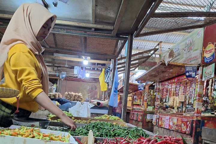 Pantauan di sejumlah pasar tradisional Purwokerto pada Senin, 29 Januari 2024, harga cabai rawit merah di tingkat grosir yang sehari sebelumnya dipasarkan pada rentang harga antara Rp23 ribu per kg hingga Rp25 ribu per kg, kini naik menjadi Rp30 ribu hingga Rp31 ribu per kg. Cabai rawit hijau yang semula ditawarkan Rp18 ribu per kg, kini naik menjadi Rp24 ribu per kg.
