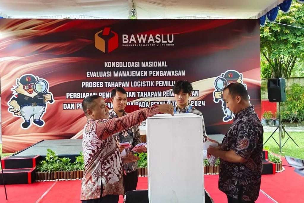 Badan Pengawas Pemilu (Bawaslu) Riau menegaskan kepada para pemilih untuk tidak membawa telepon genggam atau handphone saat memasuki bilik suara. Larangan tersebut demi mencegahnya transaksi jual beli suara ataupun money politik dalam Pemilu 2024.