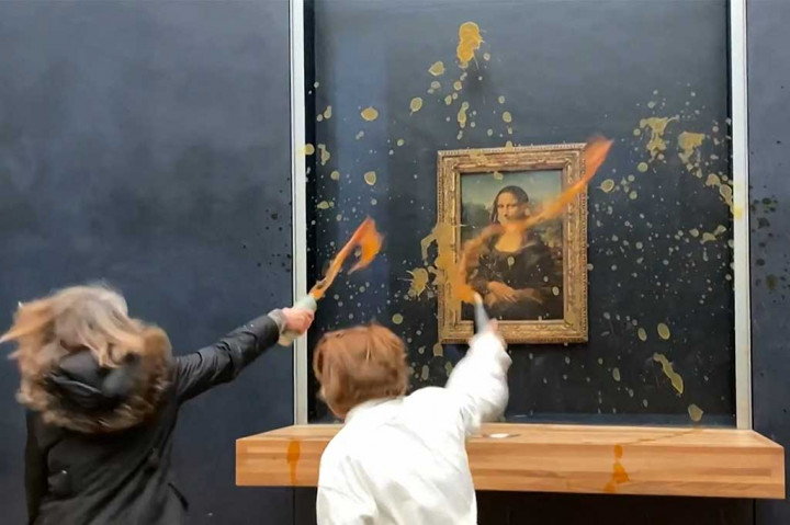 Dua pengunjuk rasa, Minggu, 28 Januari 2024 waktu setempat, melemparkan sup ke kaca antipeluru yang melindungi lukisan 'Mona Lisa' (La Joconde) karya Leonardo da Vinci di Paris. Mereka menuntut hak atas makanan yang sehat dan berkelanjutan.