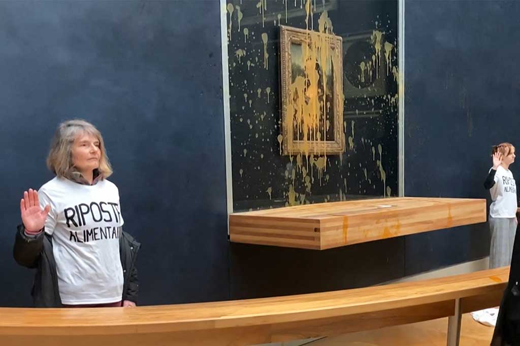 Ini bukanlah serangan pertama terhadap Mona Lisa. Seorang pria berusia 36 tahun melemparkan kue custard ke arahnya pada bulan Mei 2022, karena para seniman tidak cukup fokus pada planet, namun casing kaca tebal memastikan mahakarya tersebut tidak membahayakan.