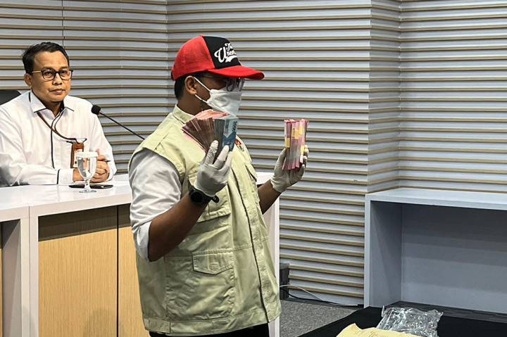 “Dalam kegiatan ini diamankan uang tunai ini sejumlah sekitar Rp69,9 juta,” kata Wakil Ketua KPK Nurul Ghufron di Gedung Merah Putih KPK, Jakarta Selatan, Senin, 29 Januari 2024.