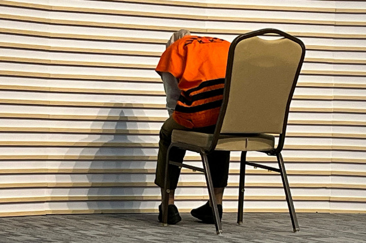 Atas perbuatannya, Siska disangkakan melanggar Pasal 12 huruf f Undang Nomor 31 Tahun 1999 tentang Pemberantasan Tindak Pidana Korupsi sebagaimana telah diubah dengan Undang-Undang Nomor 20 Tahun 2001 tentang Perubahan Atas Undang-Undang Nomor 31 Tahun 1999 tentang Pemberantasan Tindak Pidana Korupsi Jo Pasal 55 ayat (1) ke 1 KUHP. 