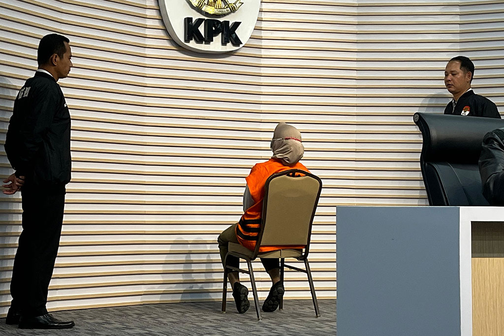 Ghufron mengatakan uang itu berkaitan dengan dugaan korupsi berupa pemotongan dan penerimaan uang di BPPD Kabupaten Sidoarjo. Dia ditangkap saat hendak menerima duit tersebut.