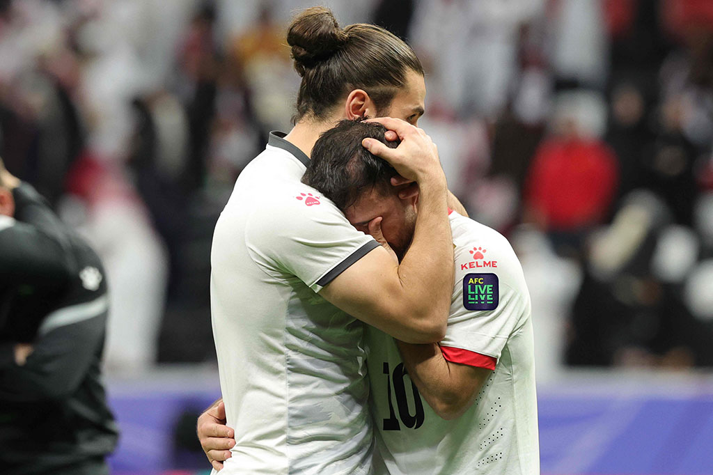 Perjalanan timnas Palestina di Piala Asia 2023 harus terhenti di babak 16 besar setelah dikalahkan Qatar 1-2 di Al Bayt Stadium pada Senin, 29 Januari 2024 malam WIB.