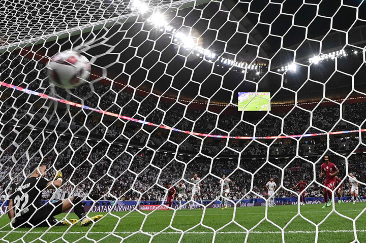 Di babak kedua, Qatar langsung tampil agresif dan terus membombardir pertahanan Palestina. Mereka mendapat hadiah penalti pada menit ke-47. Bek Palestina, Mohammed Salah melanggar pemain Qatar. Eksekusi penalti kemudian dilakukan dengan sempurna oleh Akram Afif pada menit ke-49 untuk mengubah skor menjadi 2-1.