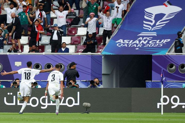 Irak kemudian bermain semakin percaya diri. Pada menit ke-75, giliran strikernya Aymen Hussein yang mencatatkan namanya ke papan skor untuk membalikkan keadaan menjadi 2-1 setelah tendangan kerasnya membuat Yazees memungut bola dari gawangnya untuk kedua kali.
