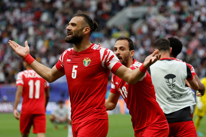 Keunggulan pemain pun dimanfaatkan dengan baik oleh Jordania. Pasukan Houcine Ammouta itu mengakhiri laga dengan kemenangan dramatis setelah Yazan Alarab (90+5') dan Nizar Mahmoud (90+7') mencetak gol pada menit-menit akhir.