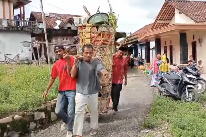 Karena saking besarnya, berkat-berkat tersebut sampai dibawa oleh dua hingga empat orang dengan cara dipanggul. Berkat-berkat raksasa yang dibuat warga ini nantinya akan disuguhkan kepada para tamu yang menghadiri pengajian pada peringatan Isra miraj di desanya.