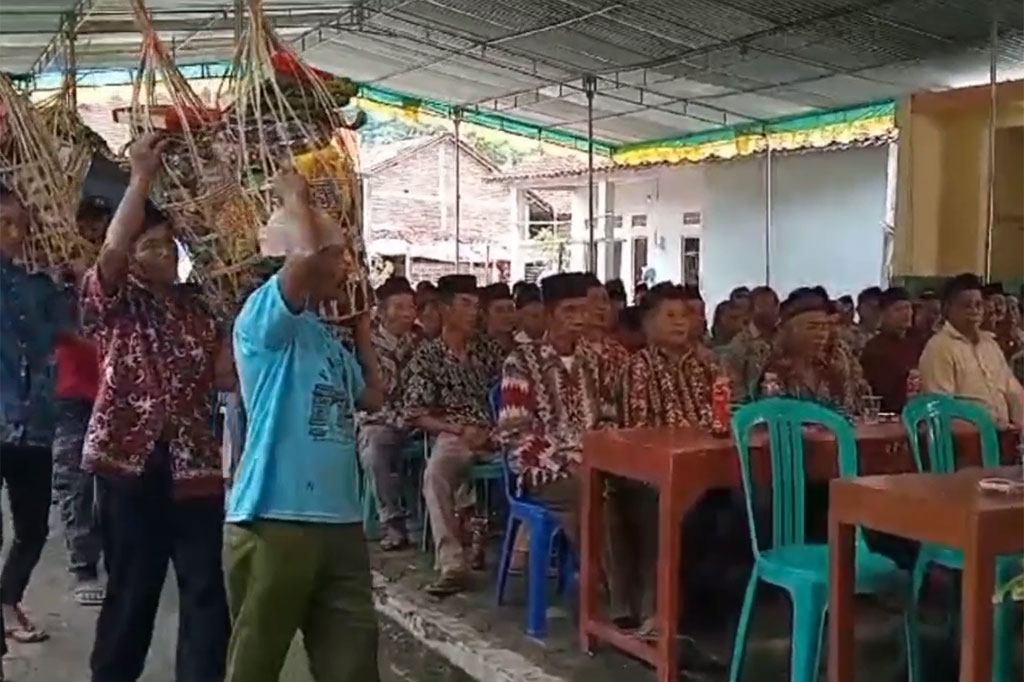 Berkat raksasa tersebut berisikan berbagai macam makanan, buah-buahan, ingkung ayam, hingga hasil pertanian.