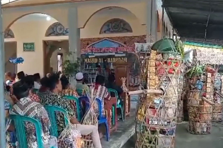 Warga di pegunungan utara Kabupaten Kebumen, Jawa Tengah, memiliki tradisi unik dalam memperingati Isra Miraj. Masyarakat disini membuat berkat raksasa sebagai oleh-oleh bagi pengunjung yang hadir di acara pengajian di desanya.