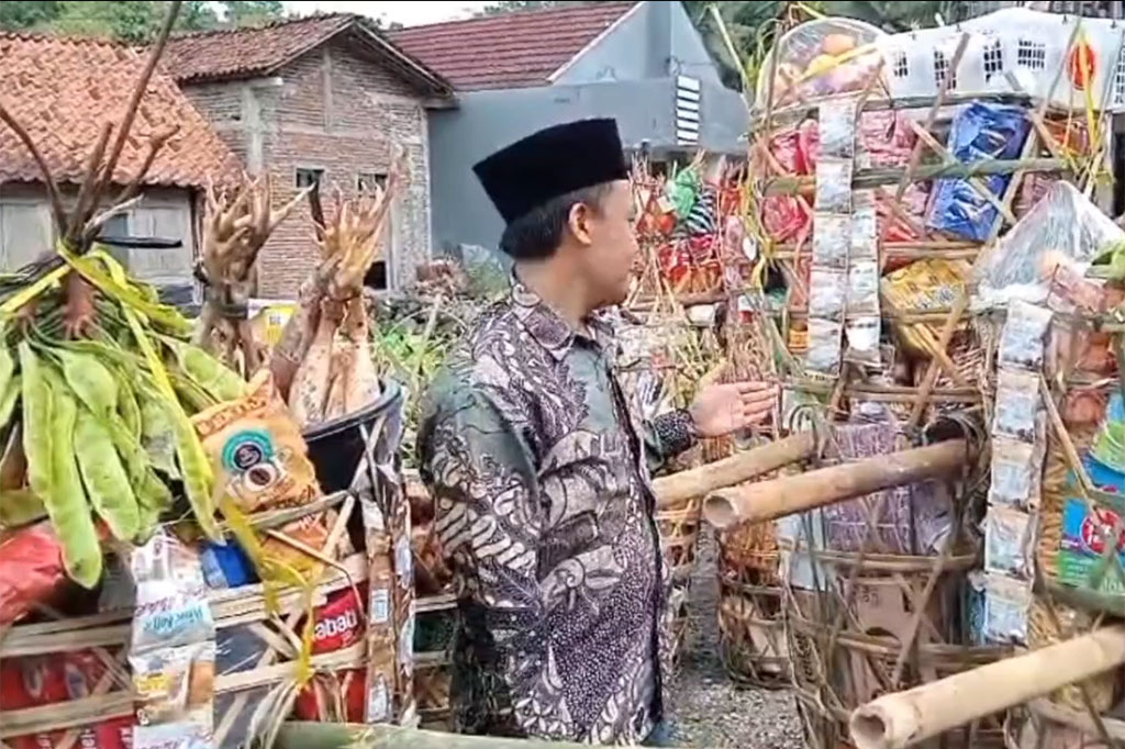 Kepala Dukuh Kedondong, Desa Plumbon, Catur Arfian, menyatakan bahwa tradisi Rajaban tersebut telah dilakukan turun-temurun dan setiap tahun dilaksanakan. 
 Berkat-berkat tersebut sebagai oleh-oleh bagi pengunjung yang hadir di acara pengajian di desanya.