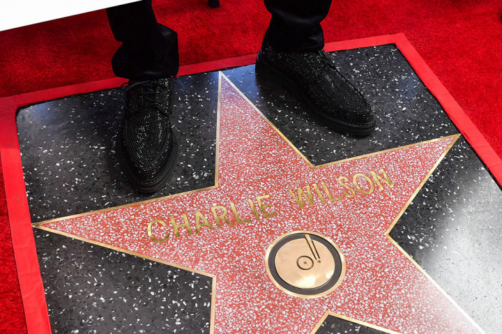  Satu bintang di Hollywood Walk of Fame diresmikan, Senin, 29 Januari 2024 waktu setempat, untuk menghormati artis nominasi Grammy Charlie Wilson, salah satu pendiri dan penyanyi utama Gap Band.