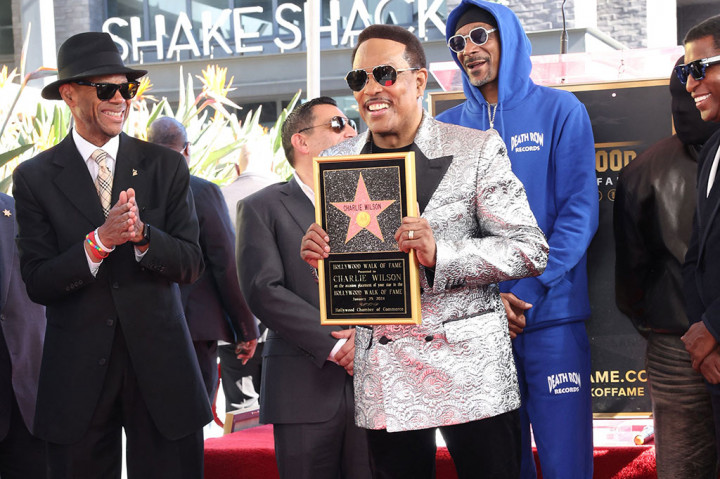 “Sungguh suatu kehormatan untuk berdiri di hadapan Anda saat saya menerima bintang bergengsi ini di Hollywood Walk of Fame,” kata Wilson. “Penghargaan ini memiliki tempat yang sangat istimewa di hati saya karena melambangkan sebuah perjalanan yang dimulai bertahun-tahun yang lalu.”