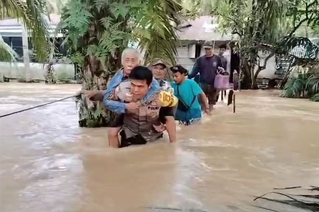 Potret Aksi Heroik Polisi Evakuasi Korban Banjir Di Rohul 9140