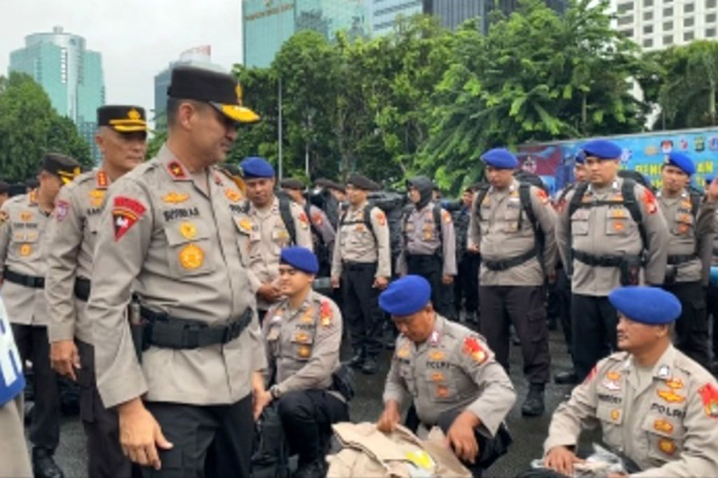 Jenderal bintang satu ini mengingatkan kepada seluruh personel senior untuk tidak meremehkan situasi, tidak terlena dan melaksanakan tugas sesuai pembagian yang sudah diberikan. Sehingga, kehadiran polisi di setiap lokasi terlihat oleh masyarakat dan dapat mengamankan jalannya proses pemungutan dan penghitungan suara sampai selesai dalam situasi yang aman dan kondusif.