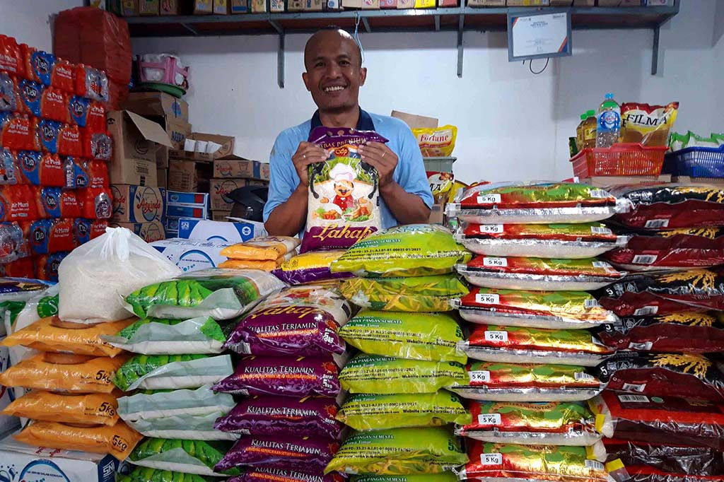Suplai beras bulog program Stabilisasi Pasokan dan Harga Pangan (SPHP) mengalami problem pasokan dan distribusi di Kota Malang, Jawa Timur. Pedagang pun kelimpungan lantaran banyak konsumen membutuhkan beras murah itu di tengah harga beras yang melonjak tak terbendung.