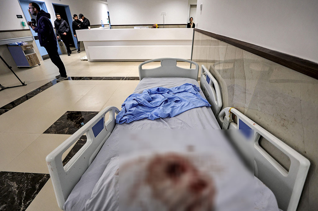 Pasukan Israel yang menyamar menggerebek sebuah rumah sakit di Tepi Barat dan menembak mati tiga warga Palestina pada Selasa, 30 Januari 2024 pagi waktu setempat. Tentara Israel mengatakan ketiga orang tersebut adalah anggota sel teroris Hamas.