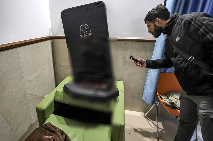 Direktur rumah sakit Naji Nazzal mengatakan kepada AFP bahwa sekelompok pasukan Israel memasuki fasilitas mereka dengan menyamar dan membunuh orang-orang tersebut. 