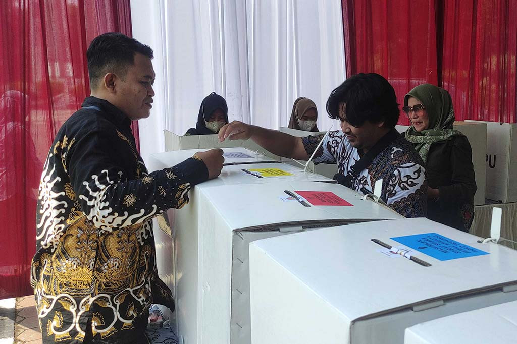 Komisi Pemilihan Umum (KPU) Sidoarjo melakukan Simulasi Pemungutan, Penghitungan Suara dan Penggunaan Sirekap Pemilu 2024, Selasa, 30 Januari 2024.