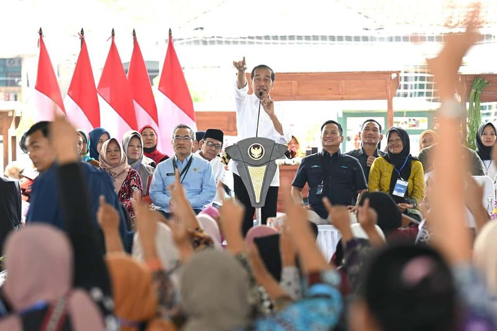 Presiden Joko Widodo mengapresiasi sambutan baik dari para pengusaha utamanya UMKM pada program membina ekonomi keluarga sejahtera (Mekaar) yang diluncurkan pada tahun 2015 lalu. Keikutsertaan pada program binaan Permodalan Nasional Madani (PNM) tersebut diharapkan mampu menaikkan kelas usaha para pengusaha UMKM.