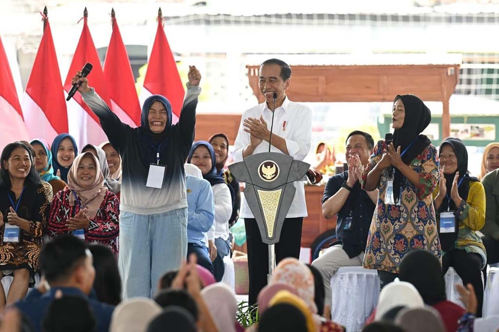 “Kalau yang mikro bisa menjadi kecil, yang kecil bisa menjadi menengah, yang menengah bisa menjadi besar. Tapi memang harus setahap demi setahap,” kata Presiden saat bersilaturahmi dengan para peserta program PNM Mekaar di Lapangan Keyongan Kidul Sabdodadi, Kabupaten Bantul, Daerah Istimewa Yogyakarta, pada Selasa, 30 Januari 2024.
