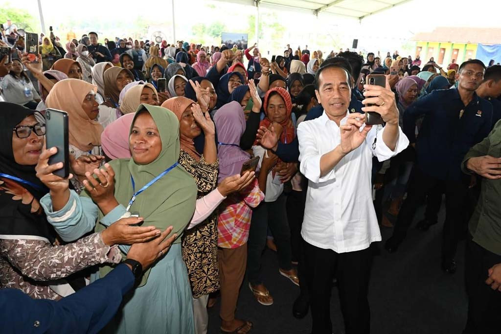 Menurut Presiden, hal tersebut menunjukkan bahwa para nasabah berkomitmen untuk disiplin dalam melakukan pengembalian pinjaman dan terus bersemangat menghasilkan produk UMKM.