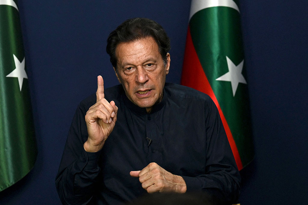 Hukuman dijatuhkan saat Imran Khan berada di dalam penjara Adiala, di mana dia telah dikurung sejak penangkapannya pada Agustus 2023 dan terkubur di bawah tumpukan kasus-kasus pengadilan yang menurutnya telah diatur untuk mencegahnya kembali menjabat.