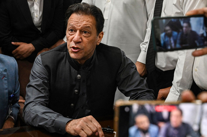 Hukuman yang sama juga dijatuhkan kepada Shah Mehmood Qureshi, wakil presiden Partai Tehreek-e-Insaf (PTI) Pakistan yang menjabat sebagai menteri luar negeri di bawah Khan. “Mantan perdana menteri Imran Khan dan wakil presiden PTI Qureshi masing-masing dijatuhi hukuman 10 tahun penjara,” kata juru bicara partai tersebut.