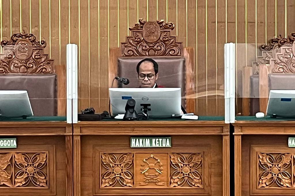 Pengadilan Negeri Jakarta Selatan menerima praperadilan mantan Wamenkumham Edward Omar Sharif Hiariej alias Eddy. Status tersangkanya dinyatakan tidak sah.