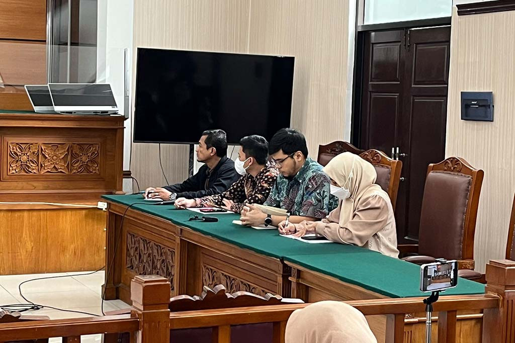 Hakim menolak semua eksepsi dari KPK. Lembaga Antirasuah juga dibebankan biaya perkara. “Menghukum termohon untuk membayar biaya perkara sejumlah nihil,” tegas Istiono.