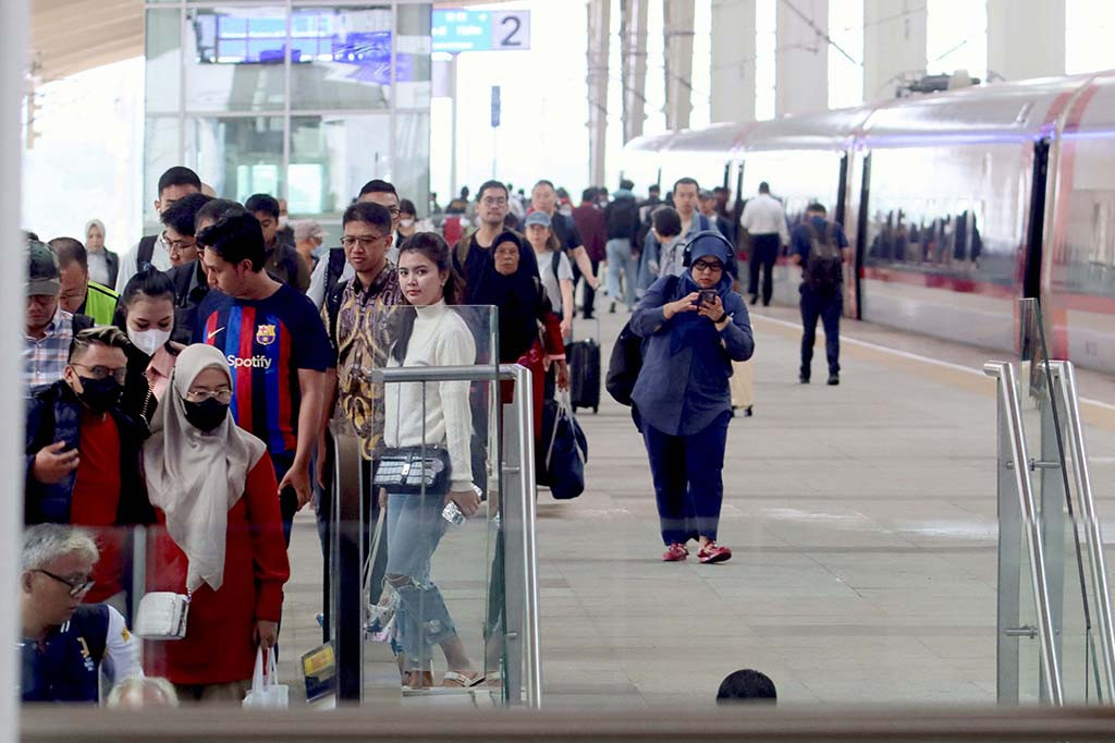 General Manager Corporate Secretary KCIC Eva Chairunisa dalam keterangannya yang diterima di Bandung, Senin, 29 Januari 2024, mengatakan penerapan skema tarif dinamis ini memungkinkan penumpang mendapatkan tiket Kereta Cepat Whoosh dengan harga yang lebih hemat bila melakukan perjalanan di waktu tertentu.