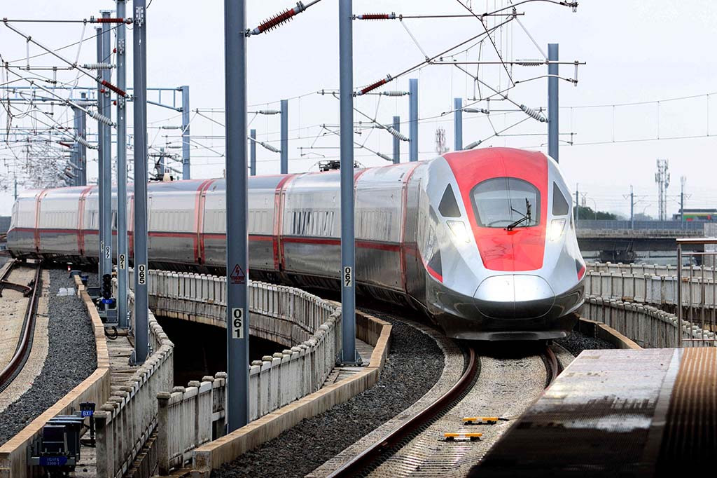 Ia menambahkan pada jam sibuk akan ditawarkan tarif yang lebih tinggi, sebaliknya pada di luar jam sibuk tentunya akan ditawarkan tarif yang lebih murah.