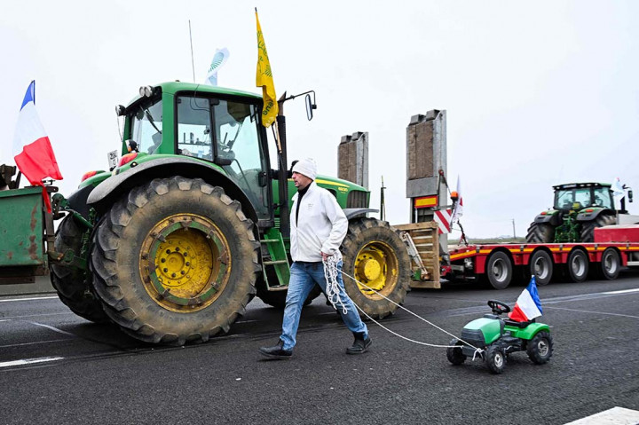 Para petani kini telah melancarkan protes selama lebih dari seminggu, yang telah menyebar ke ibu kota di mana traktor, tumpukan jerami dan benda-benda lainnya sejak Senin menghalangi pengendara memasuki Paris melalui beberapa rute utama.