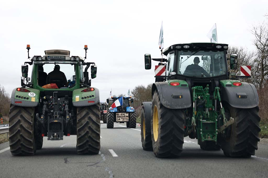 Para petani Prancis, Selasa, 30 Januari 2024, mempertahankan penghalang jalan di jalan raya utama menuju Paris untuk hari kedua, meningkatkan tekanan pada pemerintah untuk memberikan lebih banyak konsesi dalam kebuntuan yang semakin intensif.