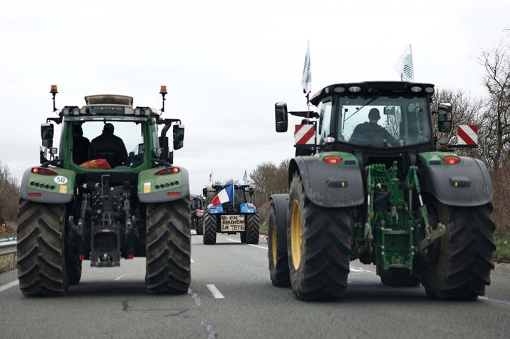 Para petani Prancis, Selasa, 30 Januari 2024, mempertahankan penghalang jalan di jalan raya utama menuju Paris untuk hari kedua, meningkatkan tekanan pada pemerintah untuk memberikan lebih banyak konsesi dalam kebuntuan yang semakin intensif.