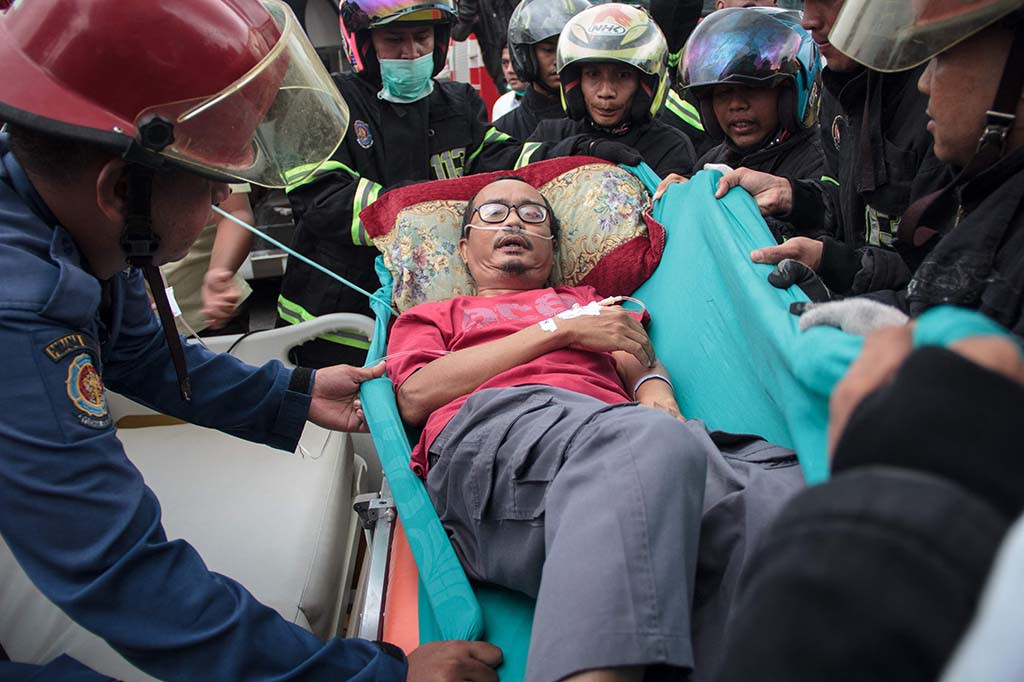 Puluhan pasien yang tengah dirawat di RS tampak dikeluarkan ke pelataran RS menggunakan tempat tidur atau kursi roda. Para pasien mulai dari orang tua, wanita, laki-laki, dan anak-anak tersebut selanjutnya dipindahkan ke RS lain.