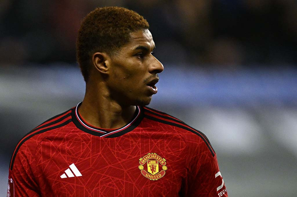 Striker Manchester United, Marcus Rashford, akan dikenakan denda setara dengan gaji dua pekannya atau Rp13 Miliar lantaran melanggar aturan kedisiplinan Setan Merah.
