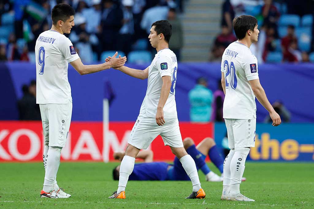 Uzbekistan melaju ke perempat final untuk bertemu dengan tuan rumah Qatar, yang di pertandingan lainnya meraih kemenangan 2-1 atas Palestina. 