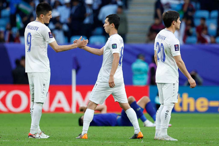 Uzbekistan melaju ke perempat final untuk bertemu dengan tuan rumah Qatar, yang di pertandingan lainnya meraih kemenangan 2-1 atas Palestina. 